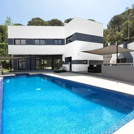 Villa Lloret: Beachside Retreat With Private Pool And Garden *