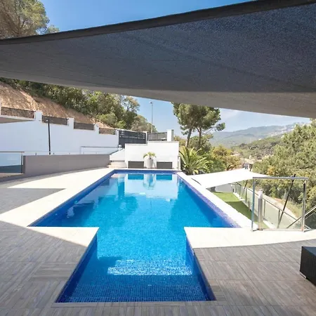 Villa Lloret: Beachside Retreat With Private Pool And Garden *