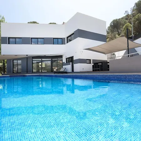 Lloret: Beachside Retreat With Private Pool And Garden Lloret de Mar